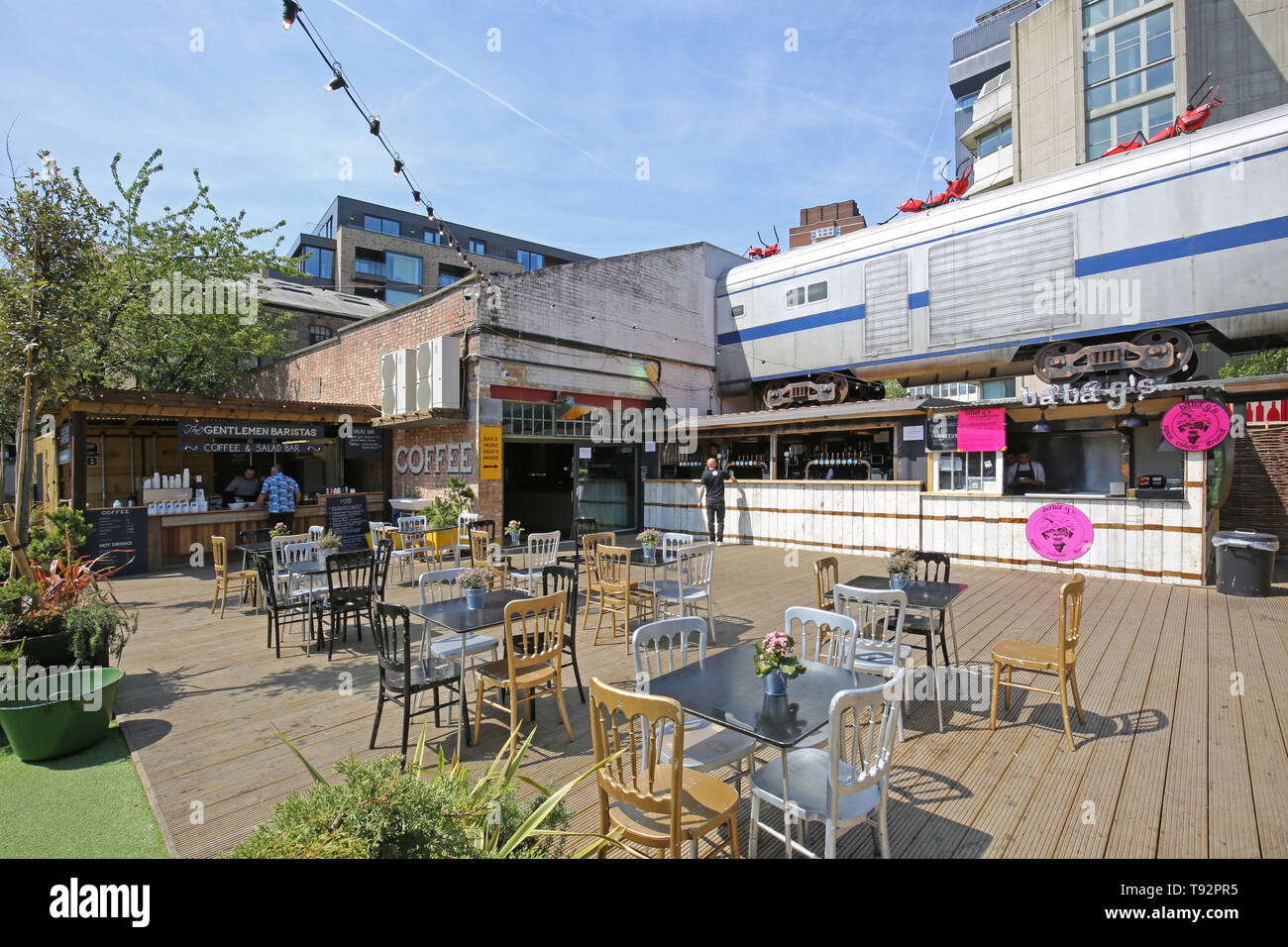 Essig Hof, ein neuer Bereich der Pop-up-Bars, Cafés und Marktstände in der Nähe von London Bridge Station, London, UK. Zug und Giant ant Kunstwerke von Joe Rush. Stockfoto