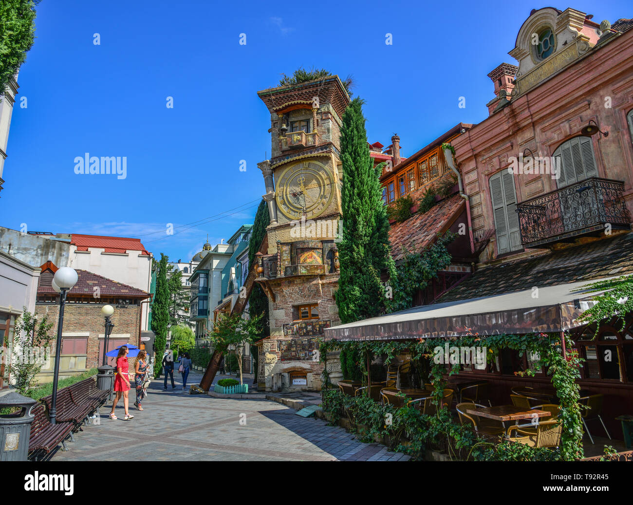Tiflis, Georgien - 23.September 2018. Der Glockenturm von Rezo Gabriadze Puppentheater in der Altstadt von Tiflis, Georgien. Stockfoto