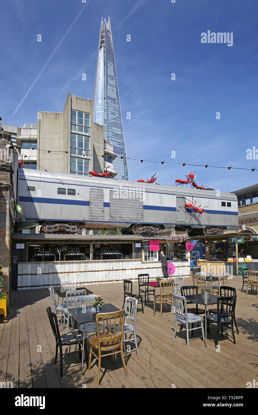 Essig Hof, ein neuer Bereich der Pop-up-Bars, Cafés und Marktstände in der Nähe von London Bridge Station, London, UK. Zeigt den Shard Turm im Hintergrund. Stockfoto