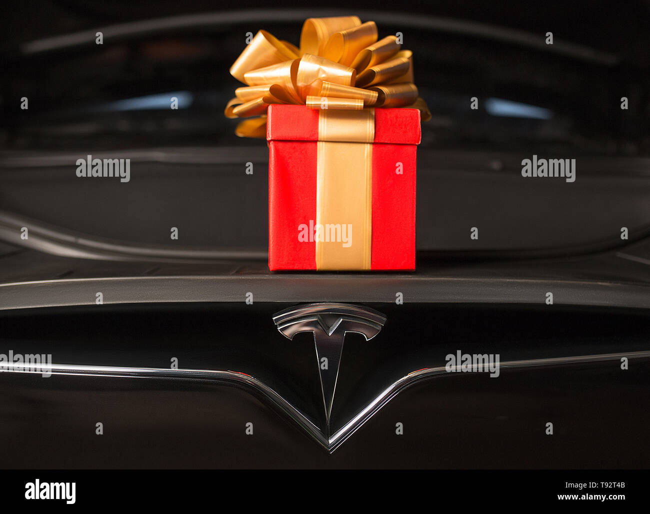 Perfekte Geschenk im vorderen Kofferraum Neue luxuriöse elektrischen Fahrzeug. Stockfoto