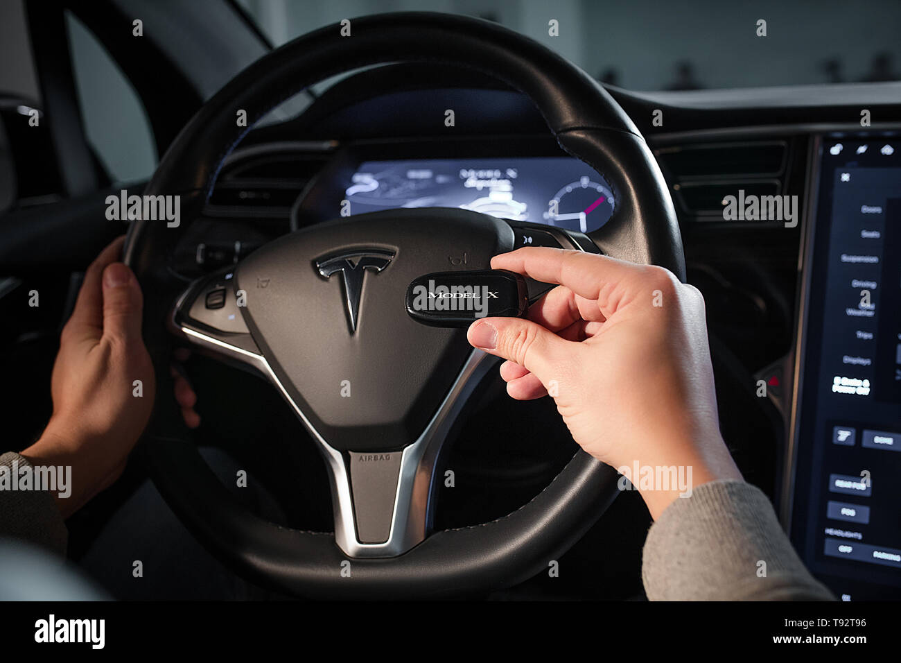 Innenansicht des Tesla Elektroautos. Sreering Rad und Zeigt Stockfoto