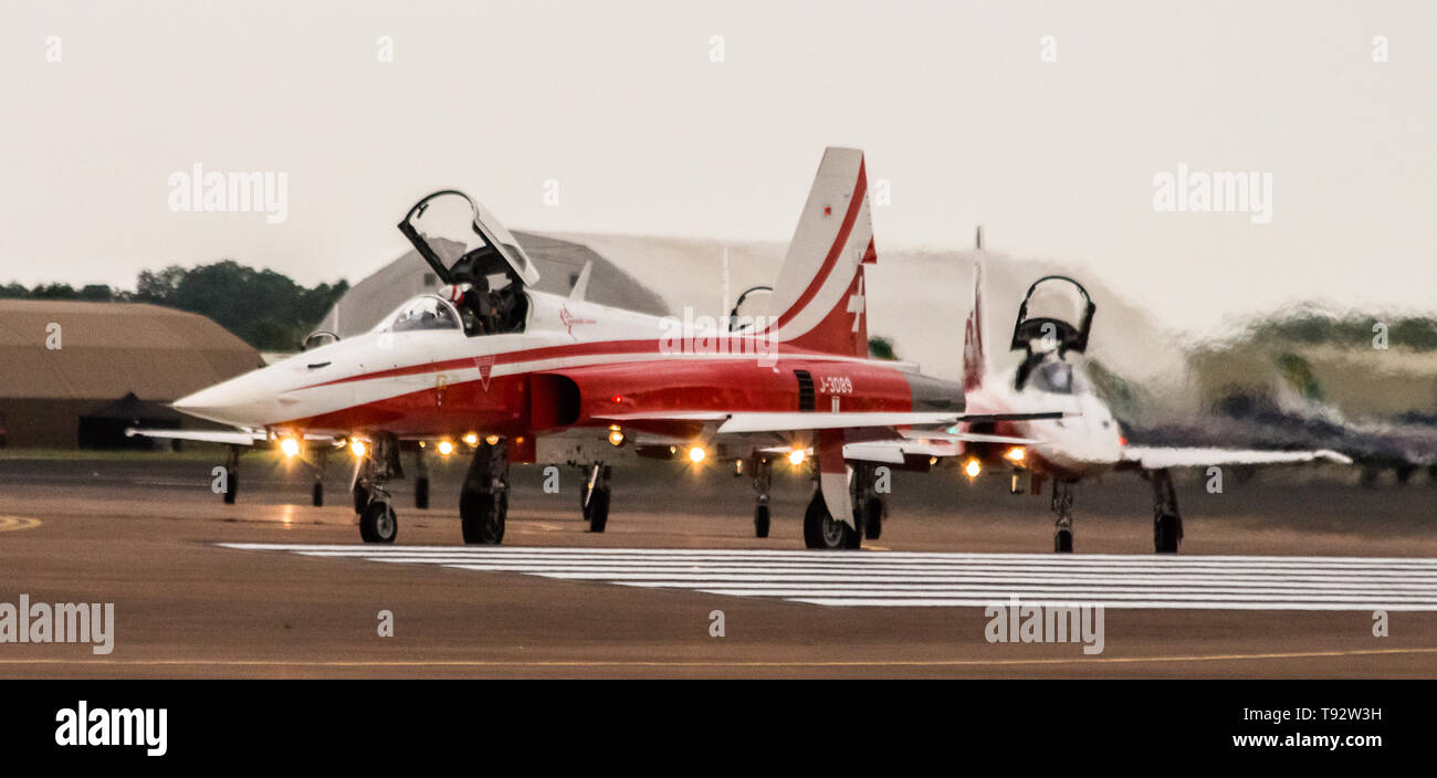 Northrop F-5E Tiger II der Patrouille Suisse (Schweizer Display Team) hier am Ende der Start- und Landebahn Vorbereitung nehmen gesehen es Anzeige an RIAT Stockfoto