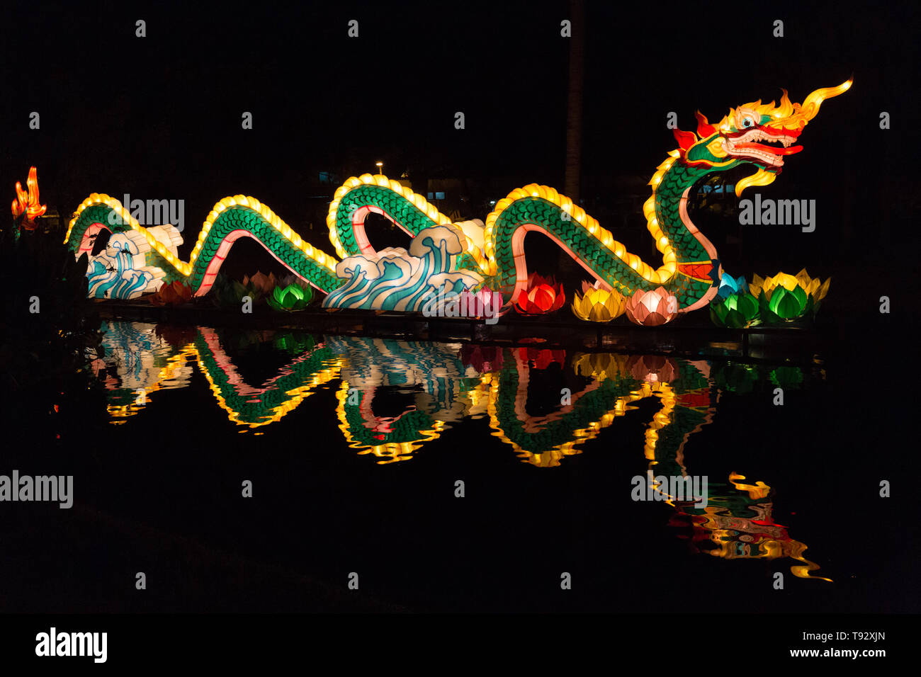 Beleuchtete Drachen schweben über den Fluss Ping in Chiang Mai, Thailand. Stockfoto