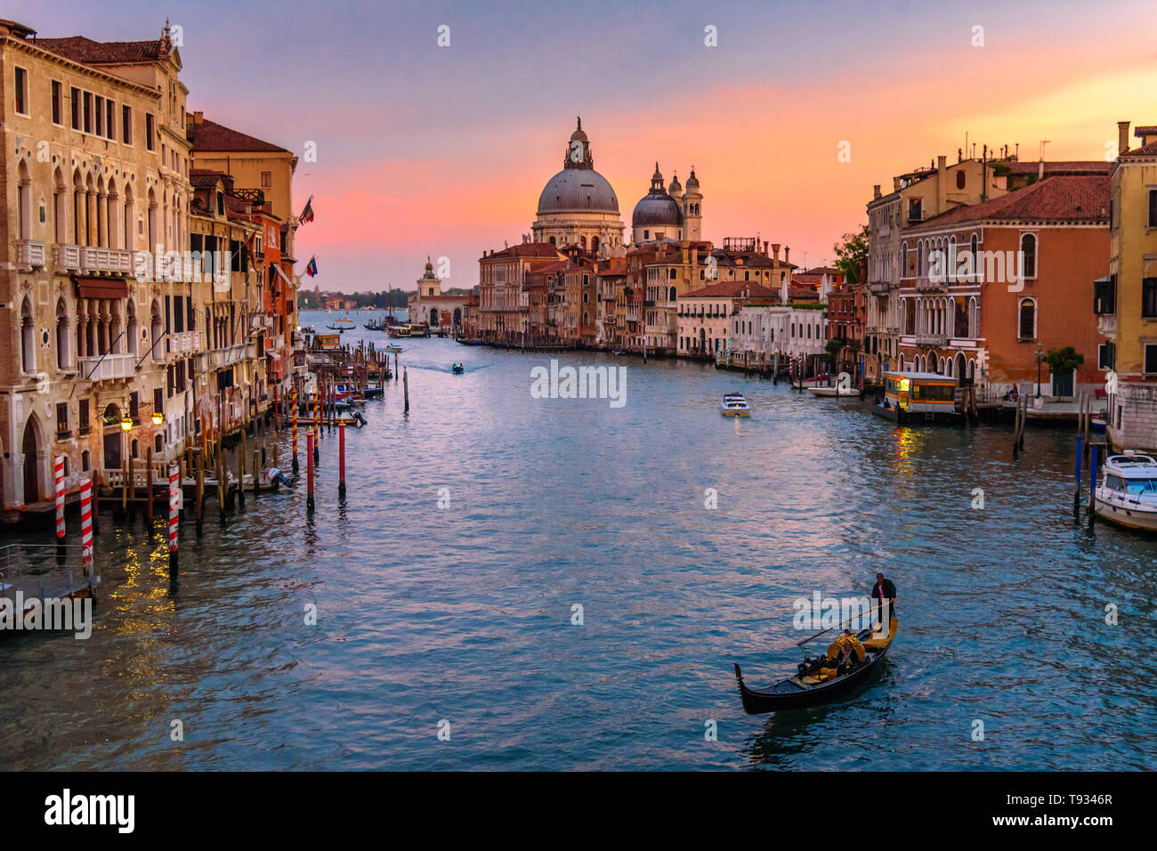 Blick auf den Canal Grande von der Brücke Ponte dell'Accademia auf Sonnenuntergang in Venedig. Italien Stockfoto