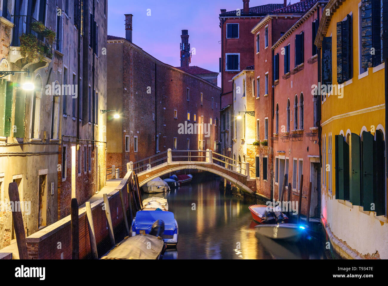 Blick auf den Kanal Rio del Malpaga in der Nacht in Venedig. Italien Stockfoto