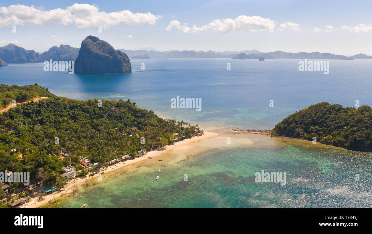 Küste mit Blick auf die Lagune und die Inseln. Natur und Siedlungen der Philippinen. El Nido Luftaufnahme. Stockfoto