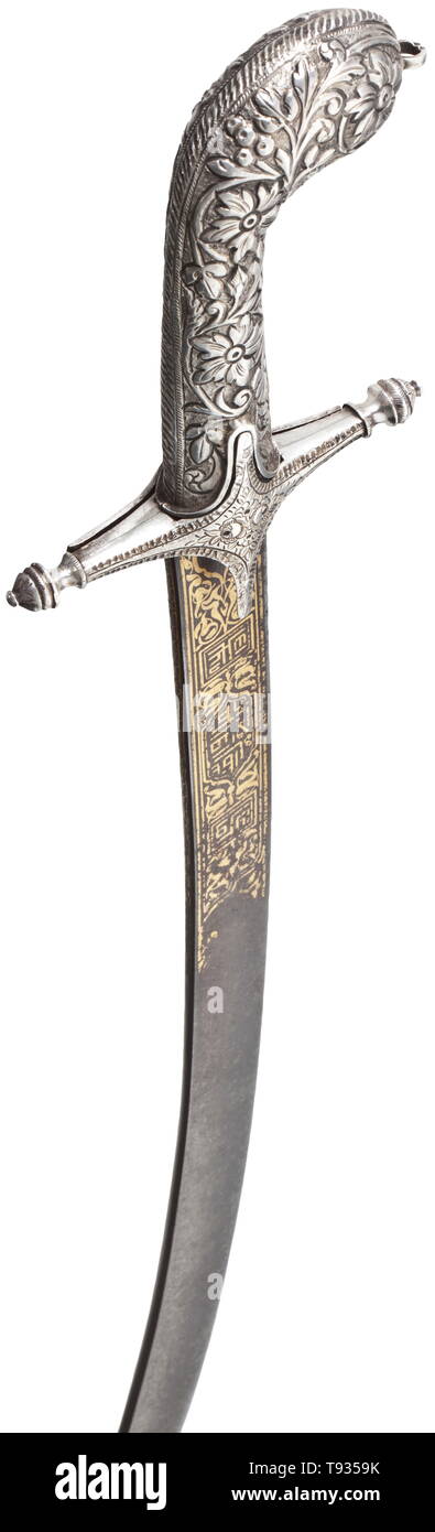 Die Osmanische Silber - montiert Shamshir, Set mit Edelsteinen, ca. 1840 Robuste single Klinge geschmiedet von wootz Damaskus auf beiden Seiten des Sockels mit dekorativen Gold eingraviert mit Intarsien'Kufi' Kartuschen unter Laub Ornamentik. Zusätzliche lange'Kufi' Inschrift auf der Vorderseite. Auf der Vorderseite, dekorative quillons openworked, Silber mit Rubin und Smaragd cabochons. Silber Griff mit floralen Ornamenten in Relief geschnitzt. Silber Scheide geprägte en Suite mit zwei Drehstäbe, das Medaillon mit einer Grenze von Rubinen und Smaragden am Fr, Additional-Rights - Clearance-Info - Not-Available Stockfoto