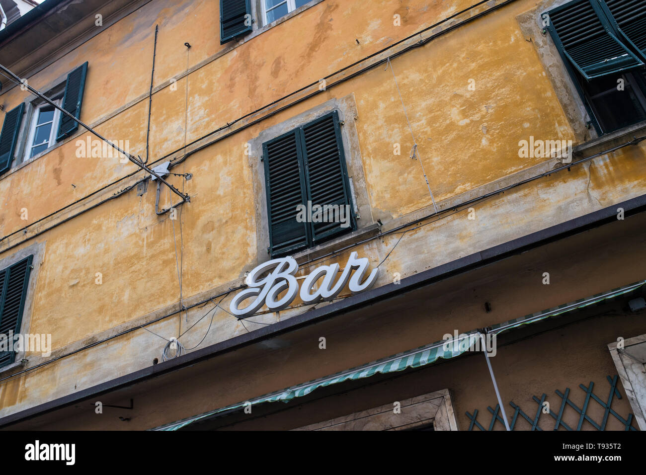 Pisa, Bar Zeichen auf alten Furnier Stockfoto