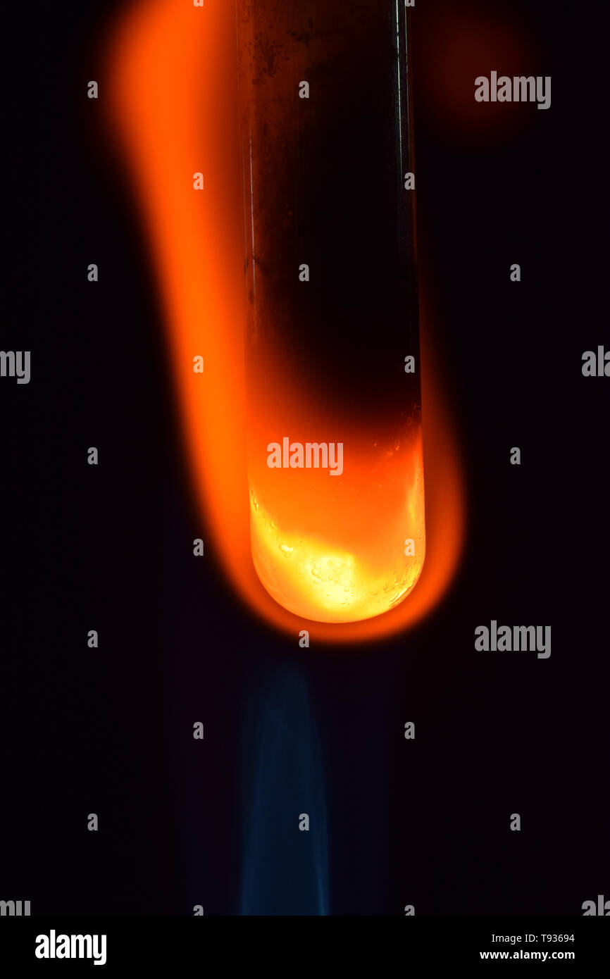 Kupferoxid durch Magnesium Späne reduziert Stockfoto