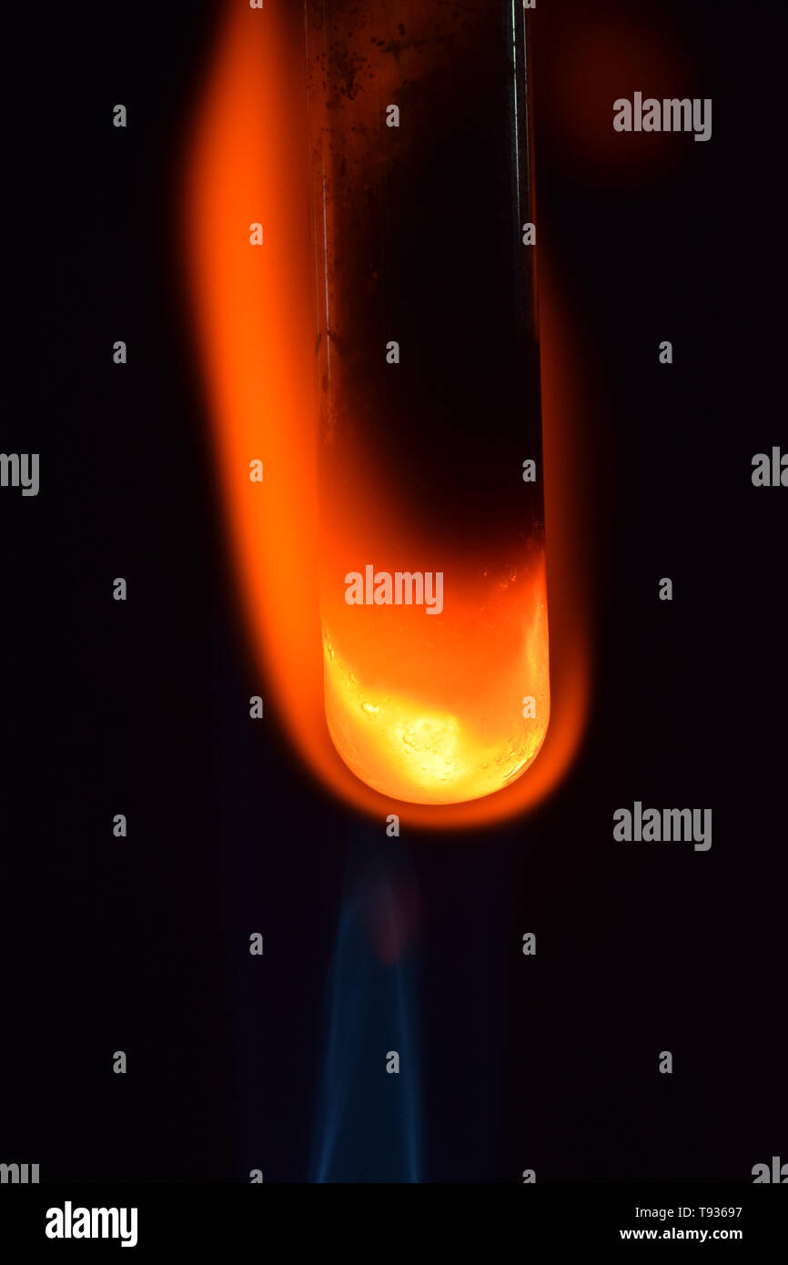 Kupferoxid durch Magnesium Späne reduziert Stockfoto