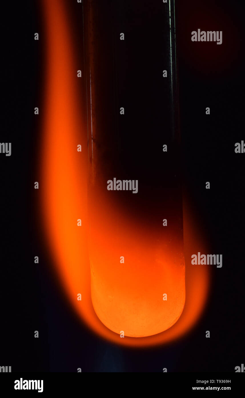 Kupferoxid durch Magnesium Späne reduziert Stockfoto