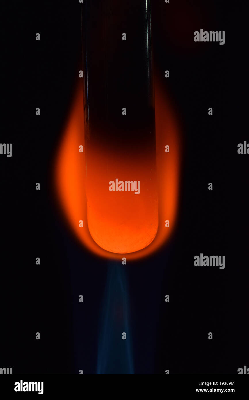 Kupferoxid durch Magnesium Späne reduziert Stockfoto