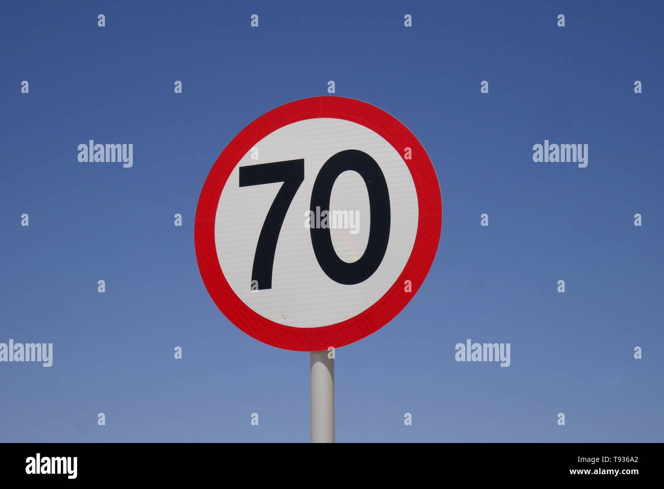 Schild zeigt ein Tempolimit von 70 Kilometer pro Stunde, Königreich Bahrain Stockfoto