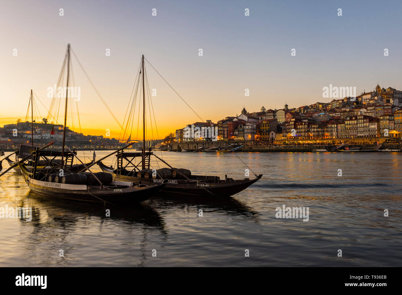 Sonnenuntergang über Stadtteil Ribeira und den Douro mit Rabelos, UNESCO-Weltkulturerbe, OPorto, Portugal Stockfoto