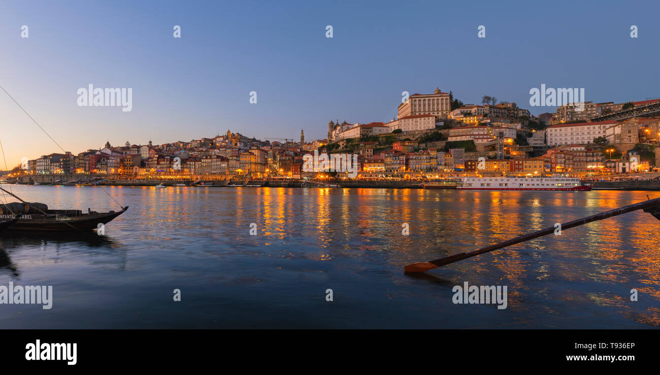 Sonnenuntergang über Stadtteil Ribeira und den Douro mit Rabelos, UNESCO-Weltkulturerbe, OPorto, Portugal Stockfoto