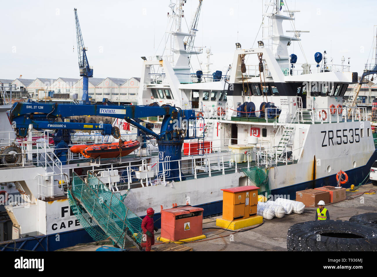 Industrielle und kommerzielle Fischtrawler oder Schiff am Dock in Kapstadt Hafen oder Hafen, Südafrika Stockfoto