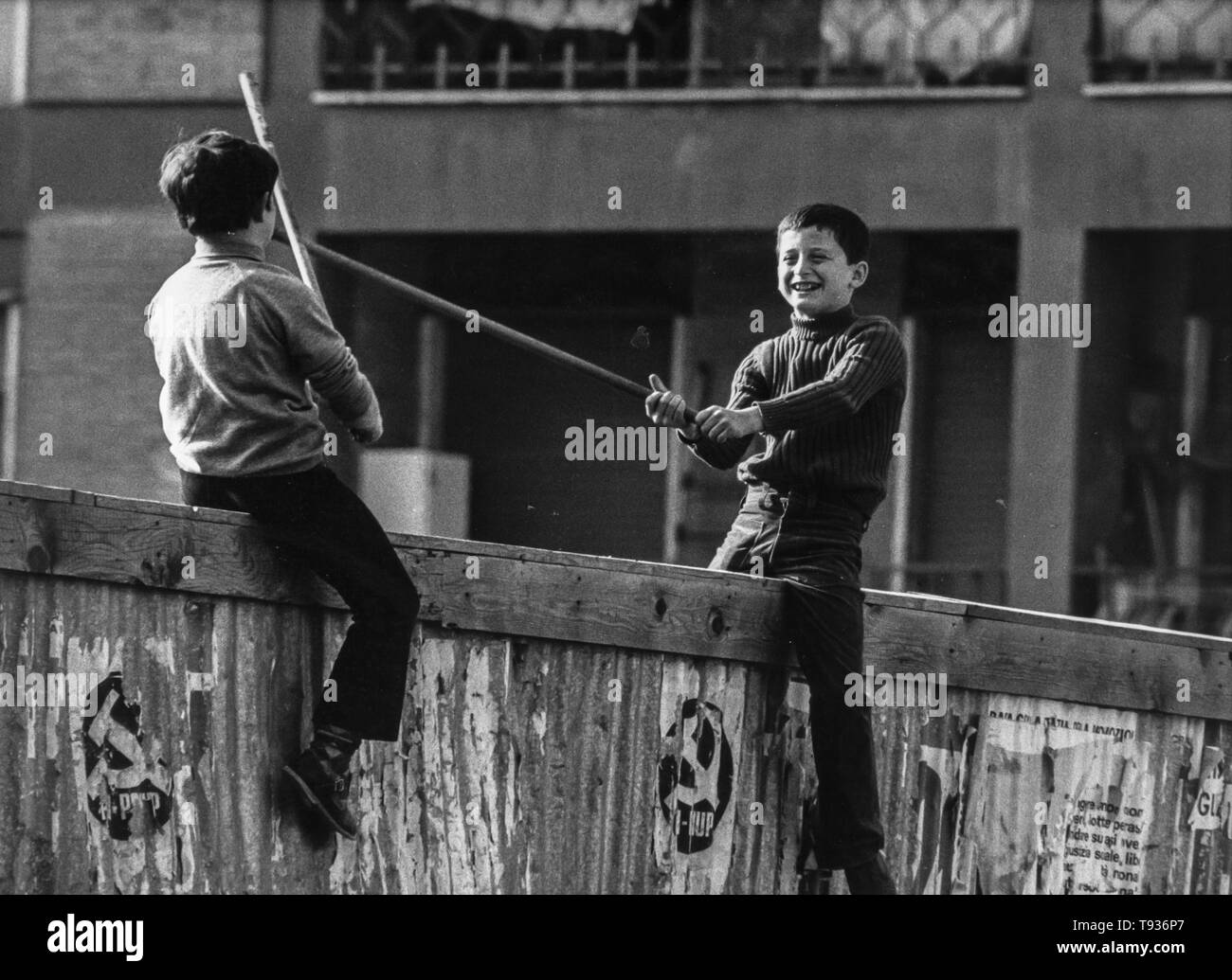 Kinder spielen auf einer Wand, 70 s Stockfoto