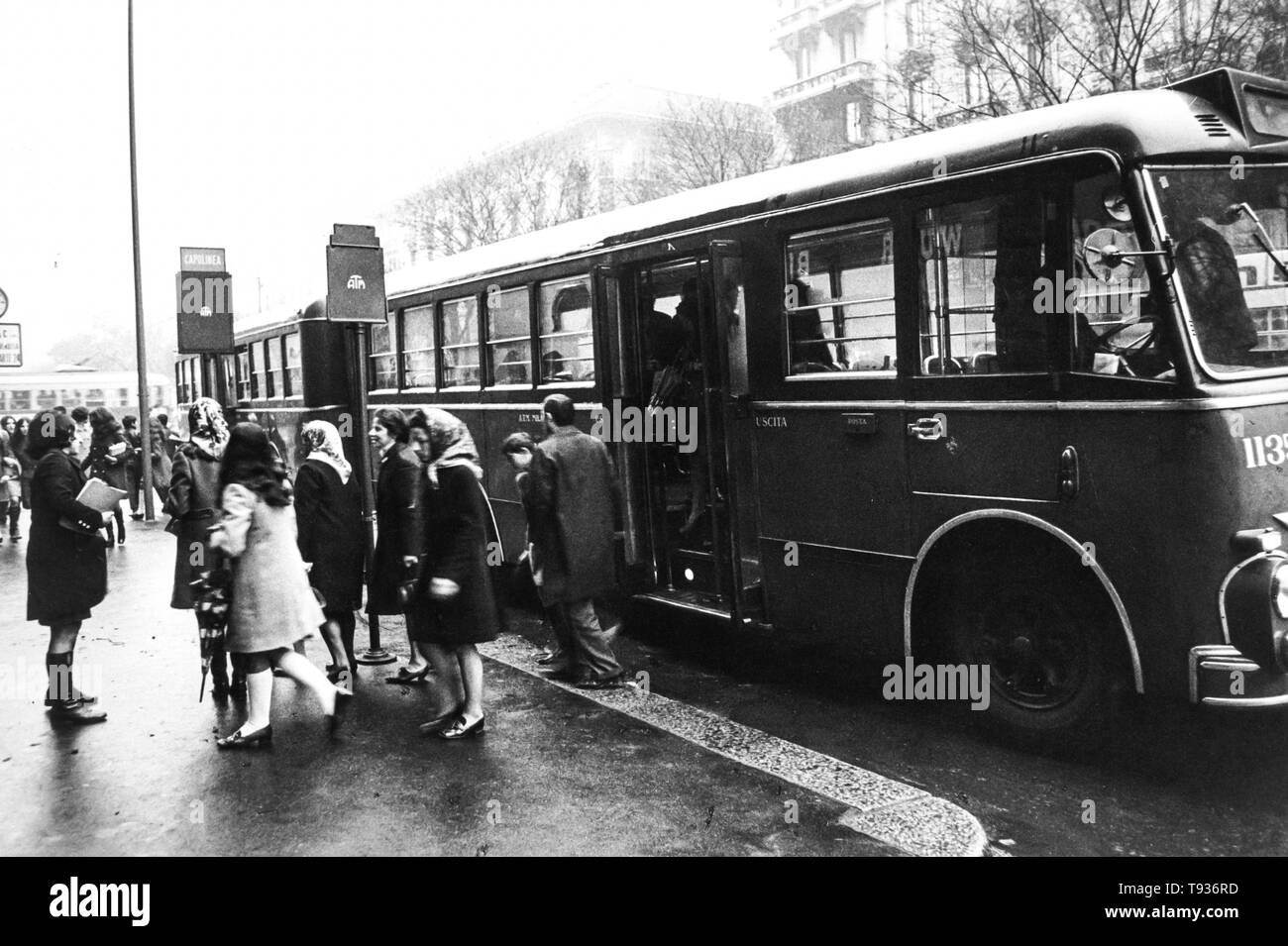 Pendler an Bushaltestelle, Mailand, 60 s Stockfoto