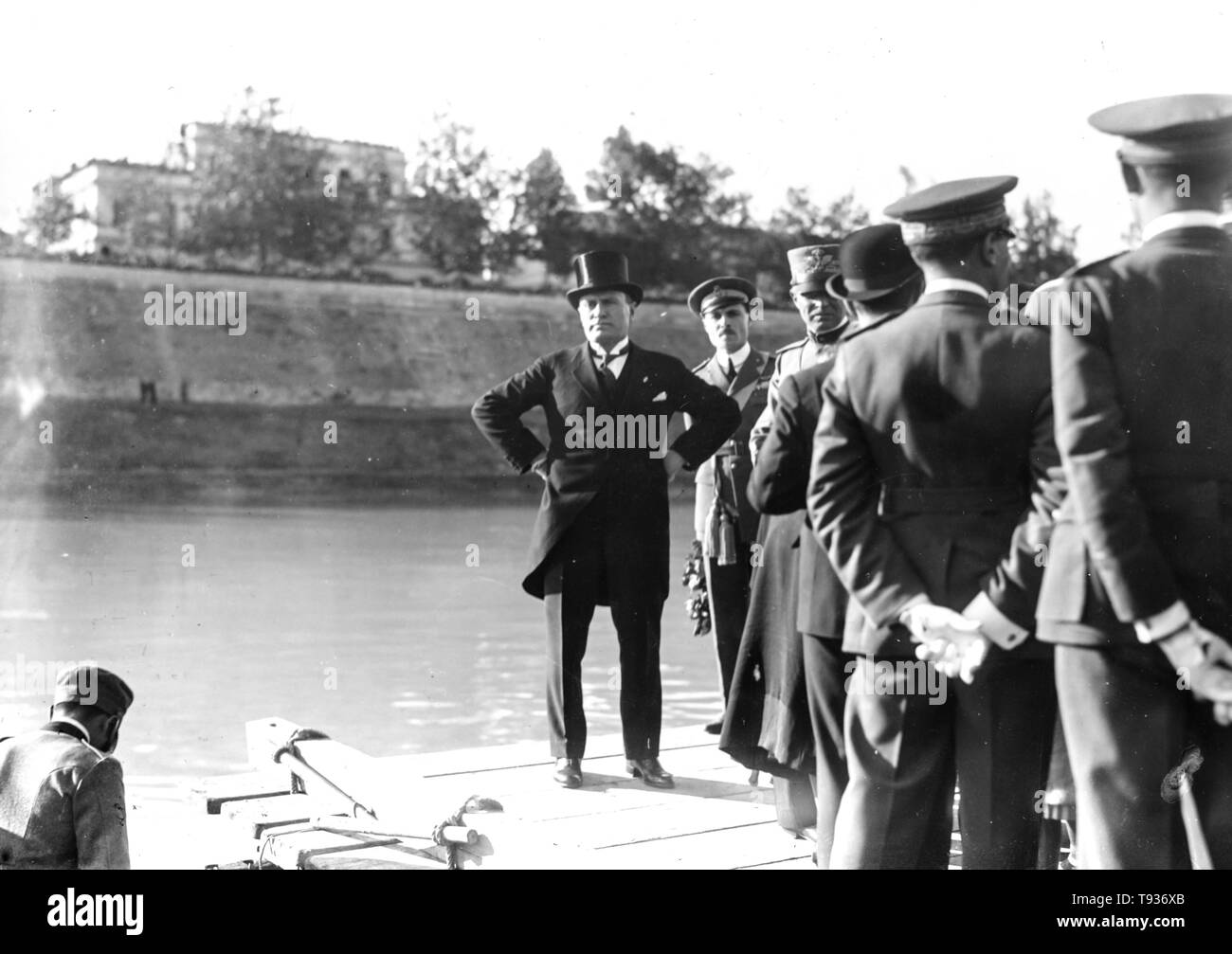 Mussolini am Ufer des Tiber erwartet die Ankunft von Francesco de Pinedo am Ende der Kreuzfahrt in den fernen Osten, 7. November 1925 Stockfoto
