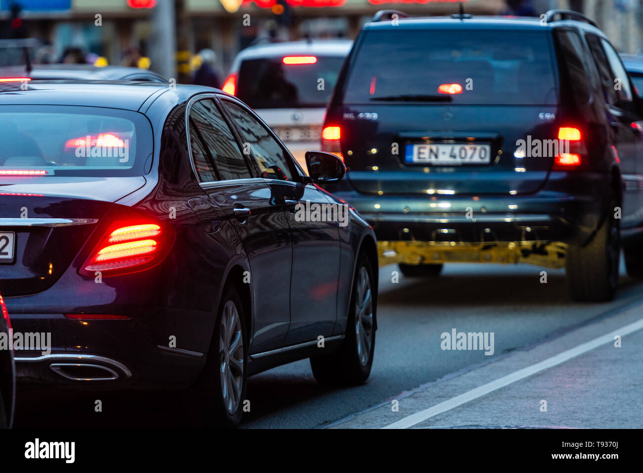 RIGA, Lettland - 27. MÄRZ 2019: Die Staus in der Stadt, bei der die Zeile der Autos auf der Straße am Abend und bokeh Lichter - Bild Stockfoto