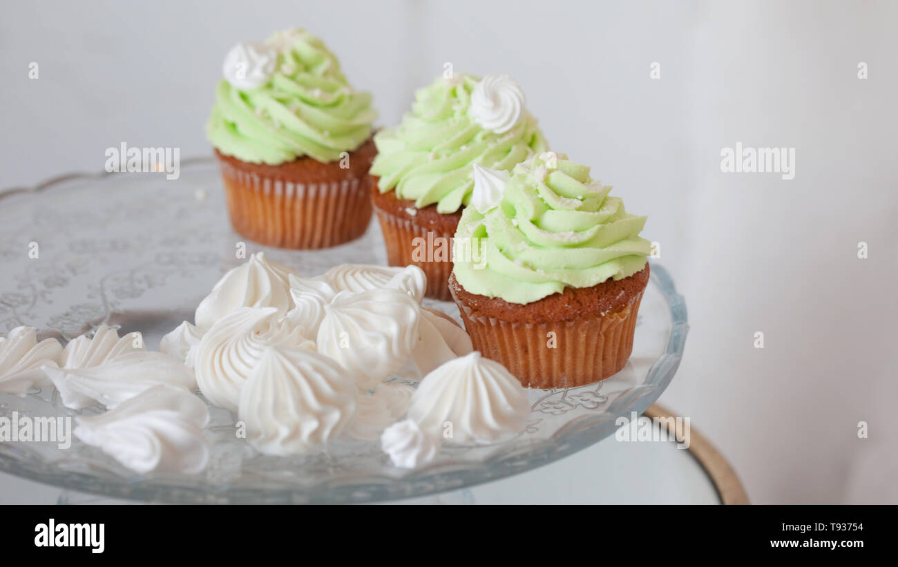 Elegante Hochzeit noch leben. Festliche süße Leckereien für Gäste, kleine Kuchen und Desserts mit Pistaziencreme und meringue Stockfoto
