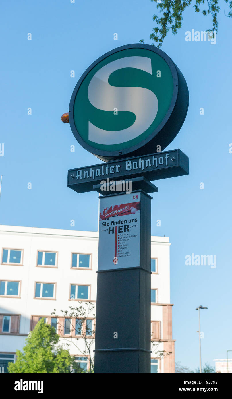Berlin, Deutschland - 29. April 2019: ein Zeichen für die Anhalter Bahnhof an der S-Bahn Berlin in Deutschland. Die S-Bahn ist eine Bahn Stockfoto