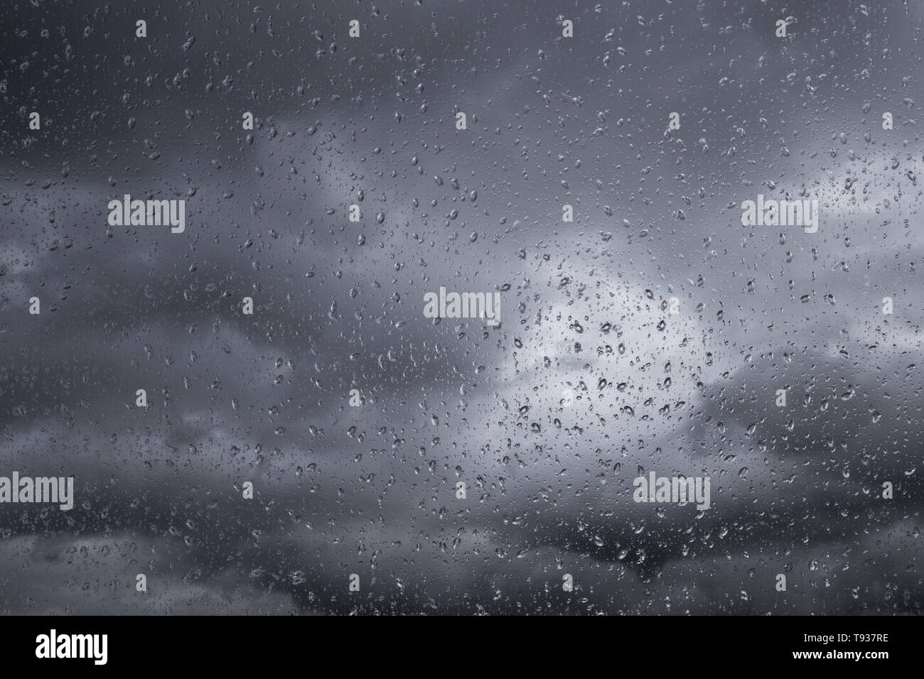 Dramatische stürmischen Himmel hinter einem Fenster mit Tropfen Regen fallen - Bild für Buch Cover Stockfoto