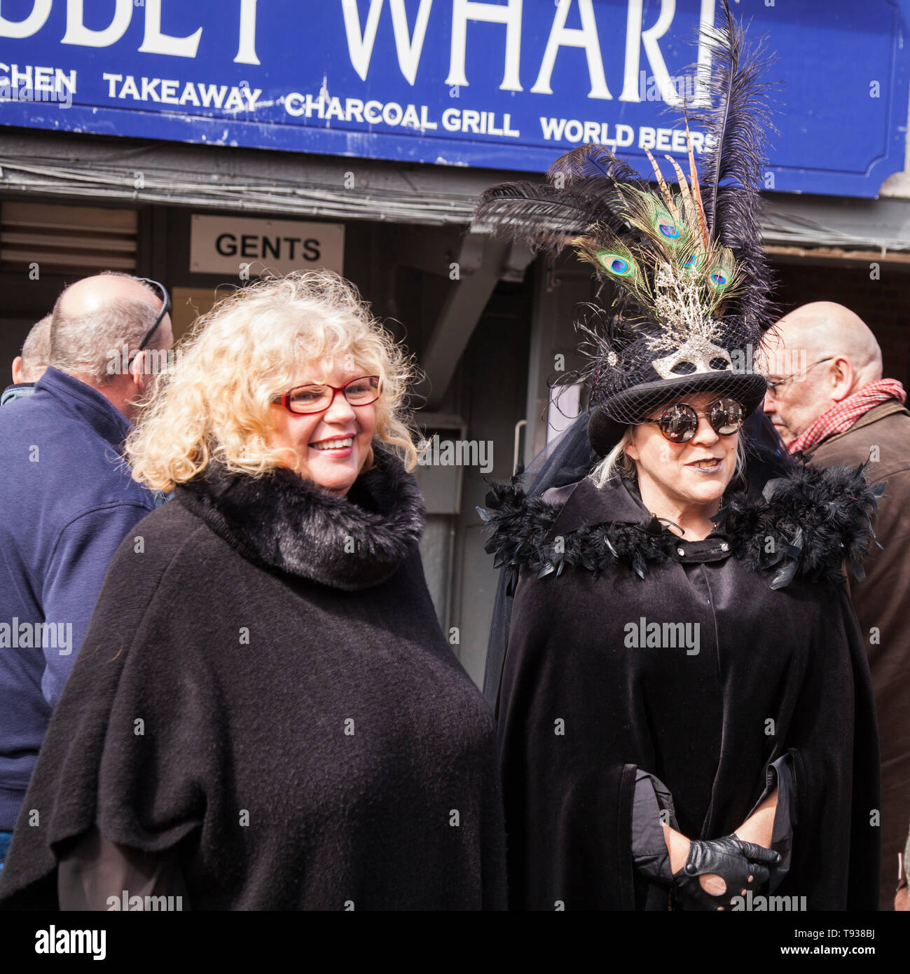 Zwei Frauen, die so tut, als Steampunks/Goten für die Goth Wochenende in Whitby, North Yorkshire, England, Großbritannien Stockfoto