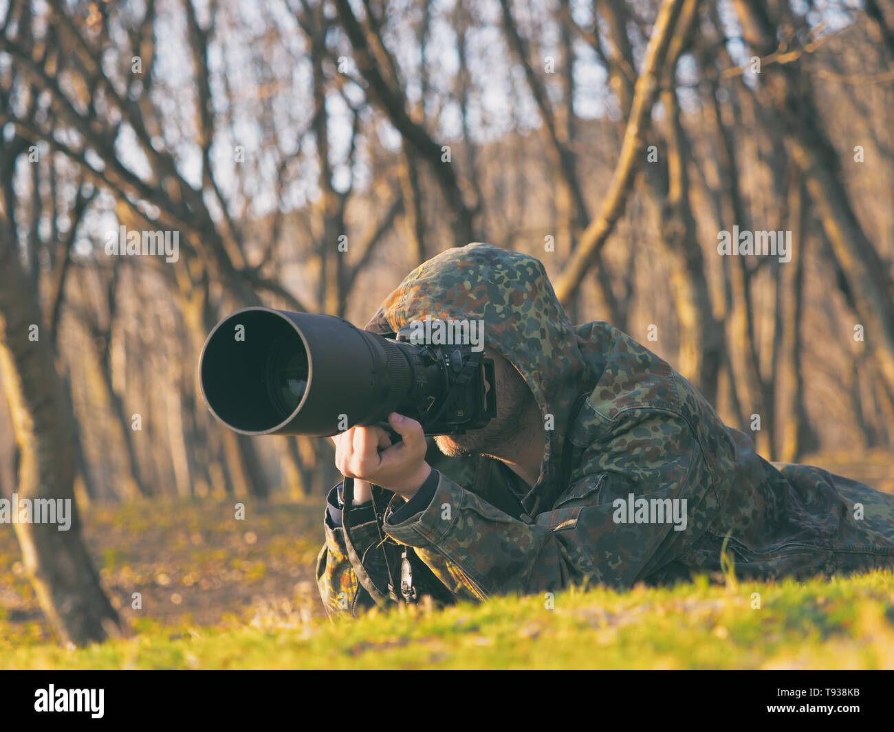 Tierwelt, Natur Mann Fotograf in Tarnung Outfit fotografieren, fotografieren Stockfoto