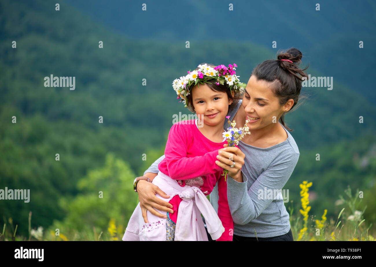 Lächelnde Mutter und Tochter auf die Natur. Muttertag Stockfoto