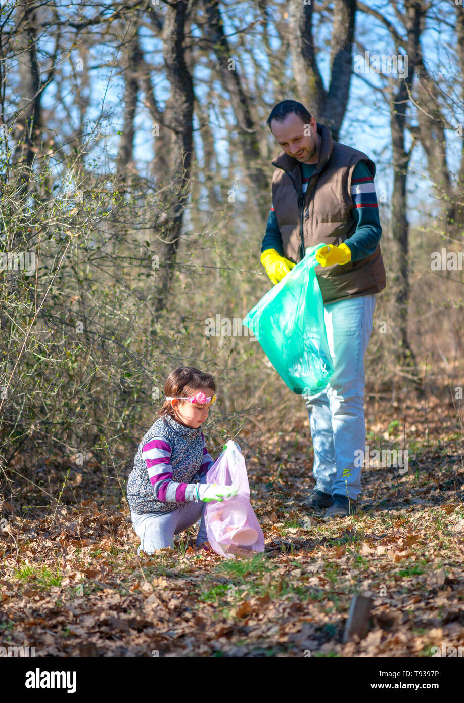 Vater und Tochter sammeln Müll im Park Stockfoto