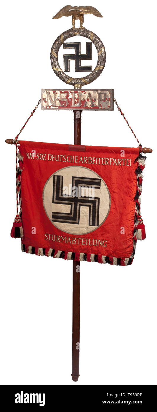 Eine SA Salzkammergut Banner Banner Tuch von roter Seide mit Schwarz/Weiß/Rote Fransen an den äußeren und unteren Kanten, und Quasten in Schwarz, Weiß und Rot. An der Spitze, eine Tasche die Pole einfügen. Auf beiden Seiten eine weiße Scheibe mit einem horizontalen Hakenkreuz in schwarz, mit silbernen Flechten, das Motto 'Deutschland Erwache" (Tr. "Deutschland erwache") in Weiss auf der Vorderseite bestickt, und 'Nat. Soz. Die Deutsche Arbeiterpartei" und "turmabteilung' (Tr. "Sturm Bataillon") auf der Rückseite. Abmessungen ca. 70 x 70 cm. Das Banner finial versilbert und vergoldet, die Gelöteten Hakenkreuz in Th, Editorial-Use - Nur Stockfoto