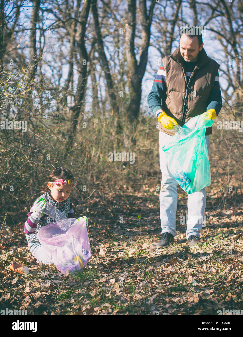 Vater und Tochter sammeln Müll im Park Stockfoto