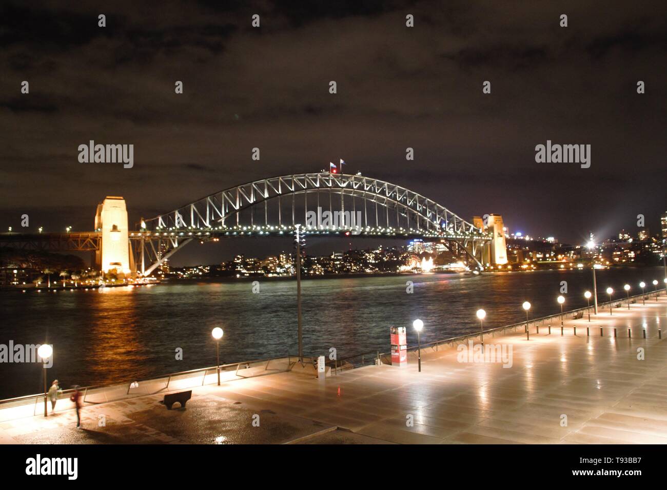 Die Harbour Bridge von Sydney bei Nacht in vollem Licht Stockfoto