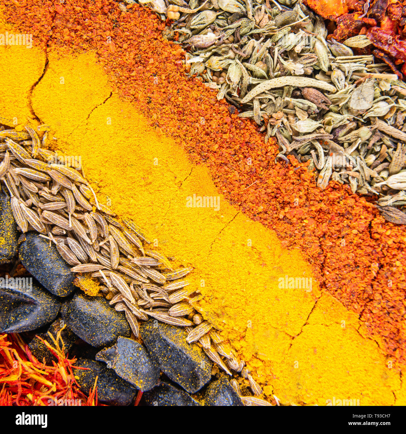 In der Nähe von Gewürzen für östliche Gericht Pilav eingestellt. Diagonale würzige Streifen enthält satureja, Kurkuma, cuminum, Berberitze, Paprika und Tagetes. Anzeigen von ab Stockfoto