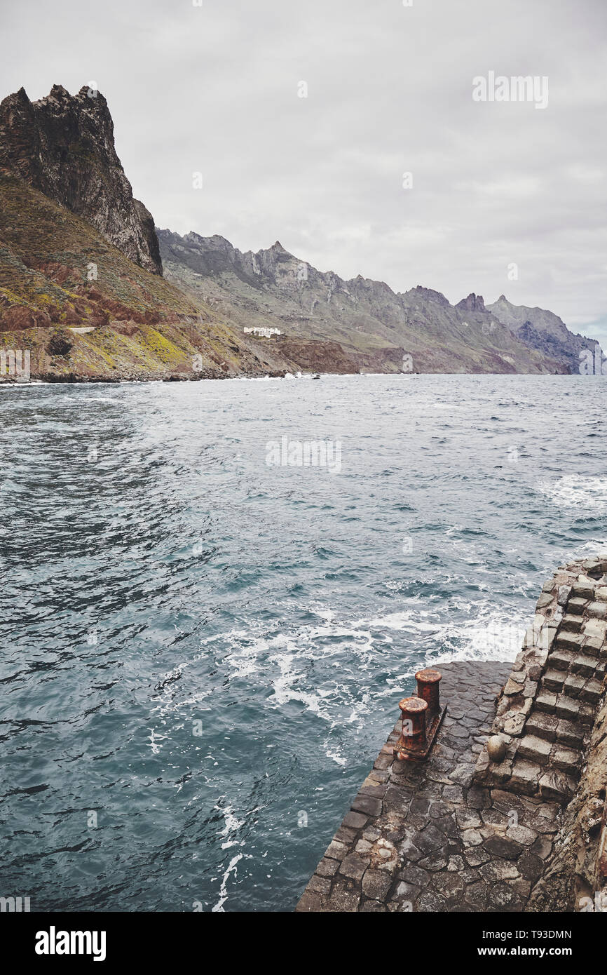 Stein Pier durch den Roque de las Bodegas Strand zwischen Almaciga und Taganana, Farbe Tonen angewendet, Teneriffa, Spanien. Stockfoto