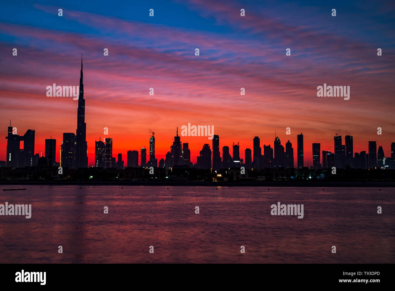 Mythische morgen, Sonnenaufgang oder Sonnenuntergang in Dubai. Morgen, Morgen, Sonnenaufgang oder Sonnenuntergang über moderne Stadt. Schöne farbige bewölkter Himmel über Dubai Downtown. Glühen Stockfoto