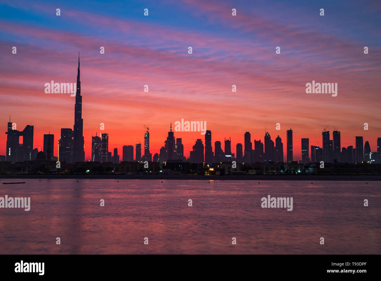 Mythische morgen, Sonnenaufgang oder Sonnenuntergang in Dubai. Morgen, Morgen, Sonnenaufgang oder Sonnenuntergang über moderne Stadt. Schöne farbige bewölkter Himmel über Dubai Downtown. Glühen Stockfoto