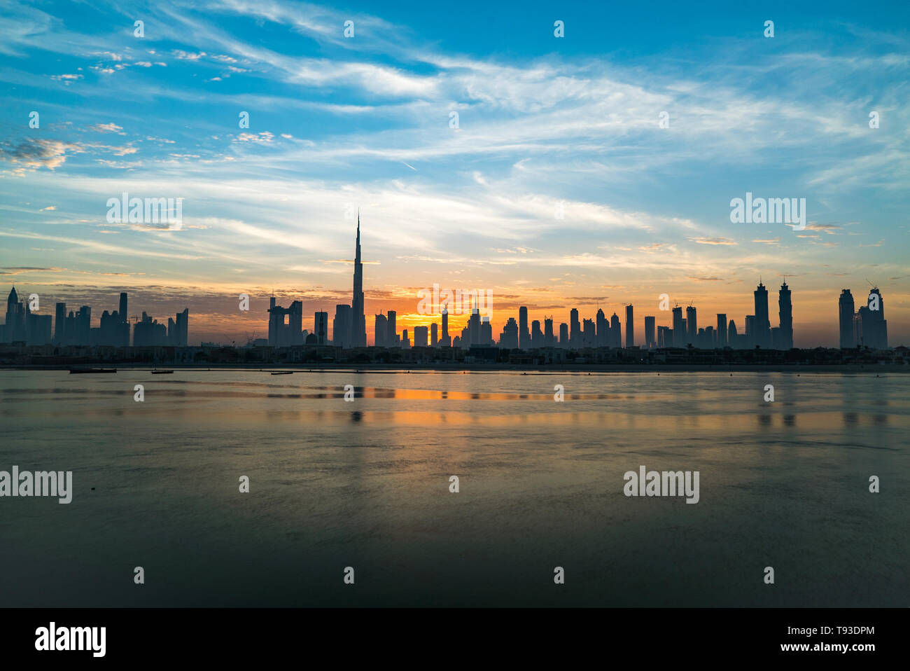 Morgen oder Sonnenaufgang, Dämmerung in Dubai. Schöne farbige wolkiger Himmel über der Innenstadt von Dubai. Lichtschein über Wolkenkratzer. Stockfoto