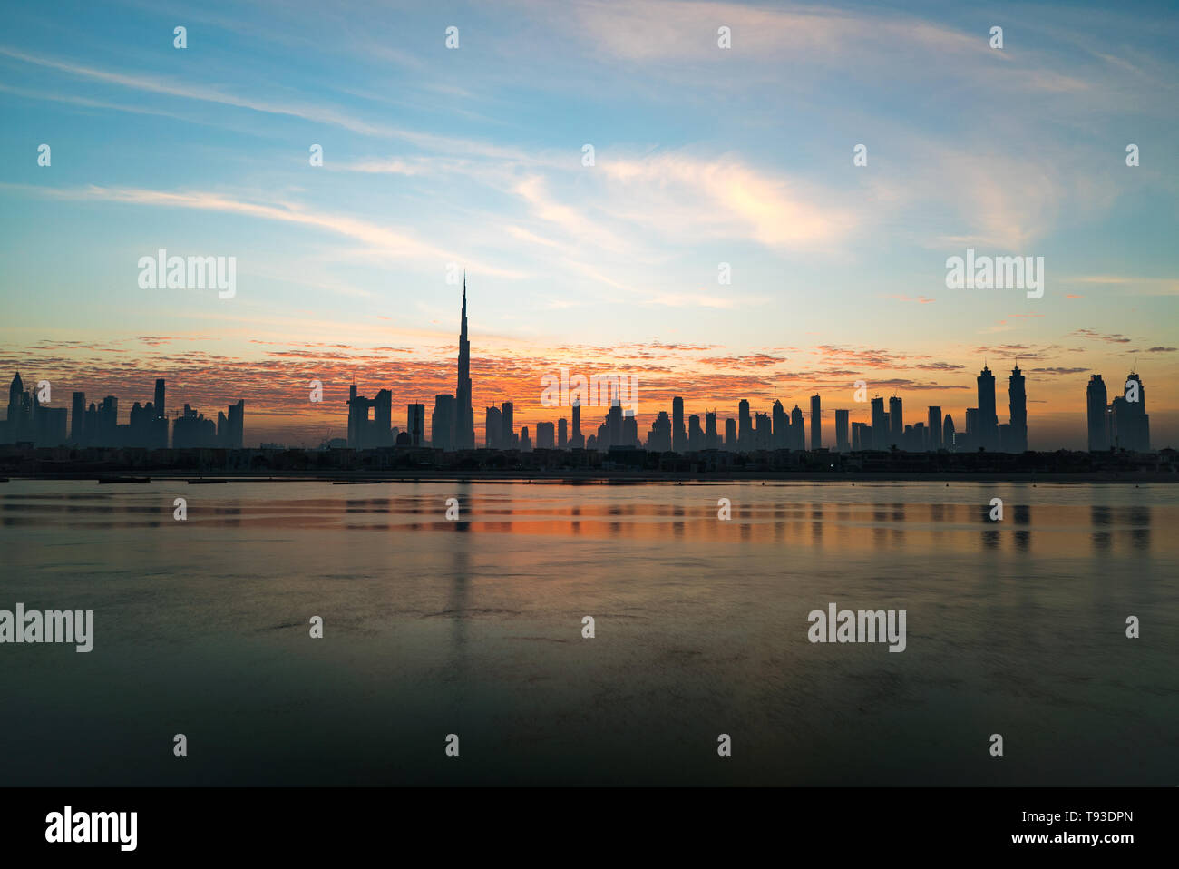 Morgen oder Sonnenaufgang, Dämmerung in Dubai. Schöne farbige wolkiger Himmel über der Innenstadt von Dubai. Lichtschein über Wolkenkratzer. Stockfoto