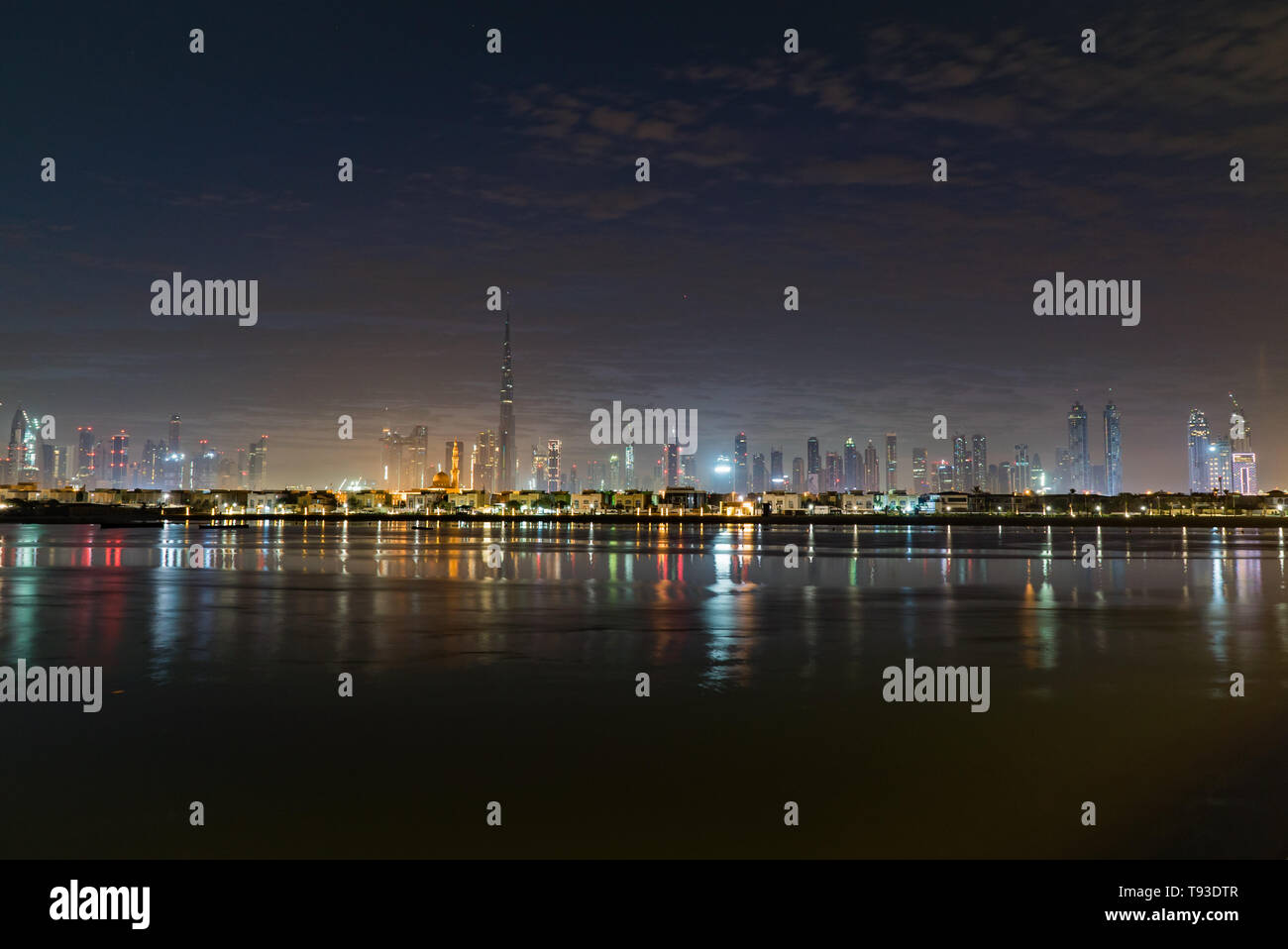 Nacht oder Dämmerung in den VEREINIGTEN ARABISCHEN EMIRATEN. Morgen oder Sonnenaufgang, Dämmerung über Dubai Downtown. Blick vom Meer auf nächtlichen Dubai Quay Stockfoto