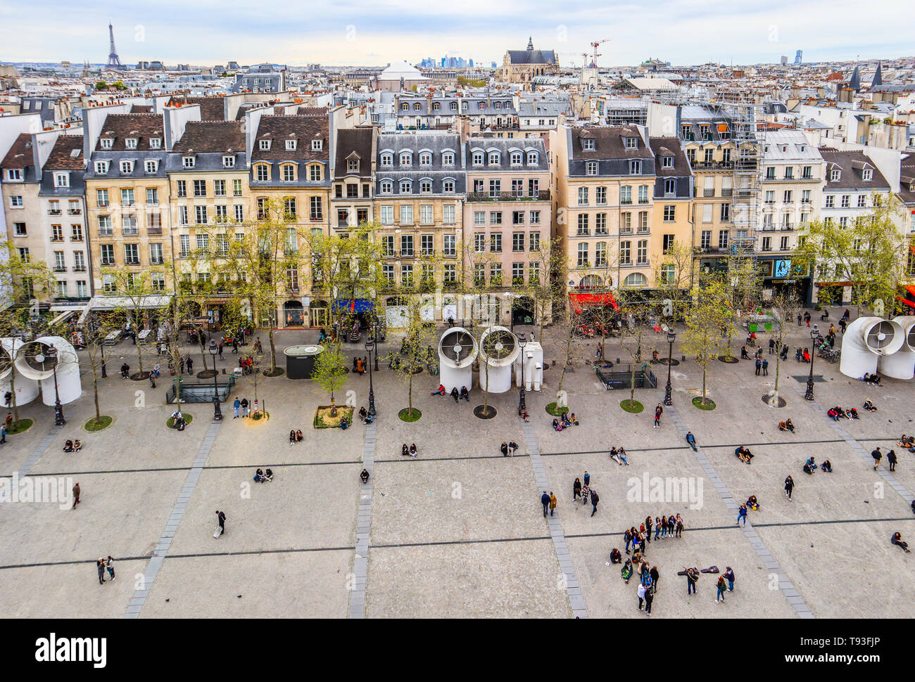 Paris/Frankreich - 07 April 2019: Blick auf die Stadt Paris von der Mitte des Centre Pompidou im Frühjahr Stockfoto