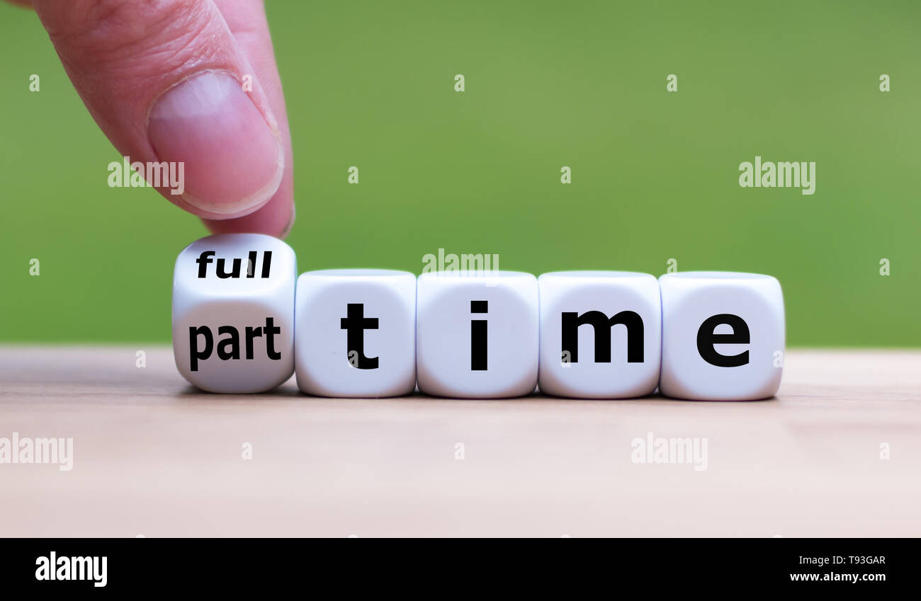 Hand dreht einen Würfel und Änderungen wird das Wort "full-time' zu 'Part-time' (oder umgekehrt). Stockfoto