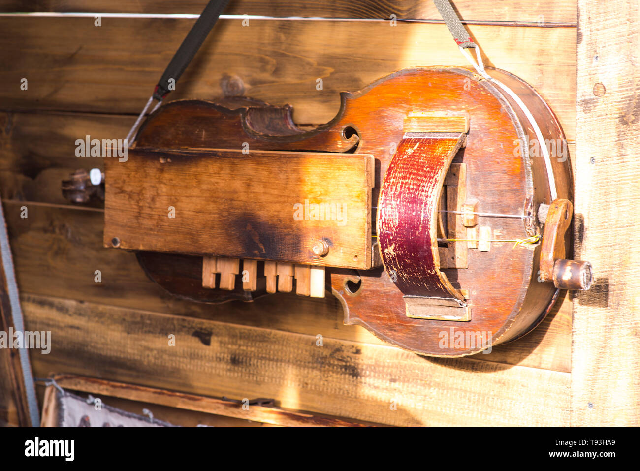 Mittelalterliche Musikinstrumente hängend an einer Holzwand Stockfoto
