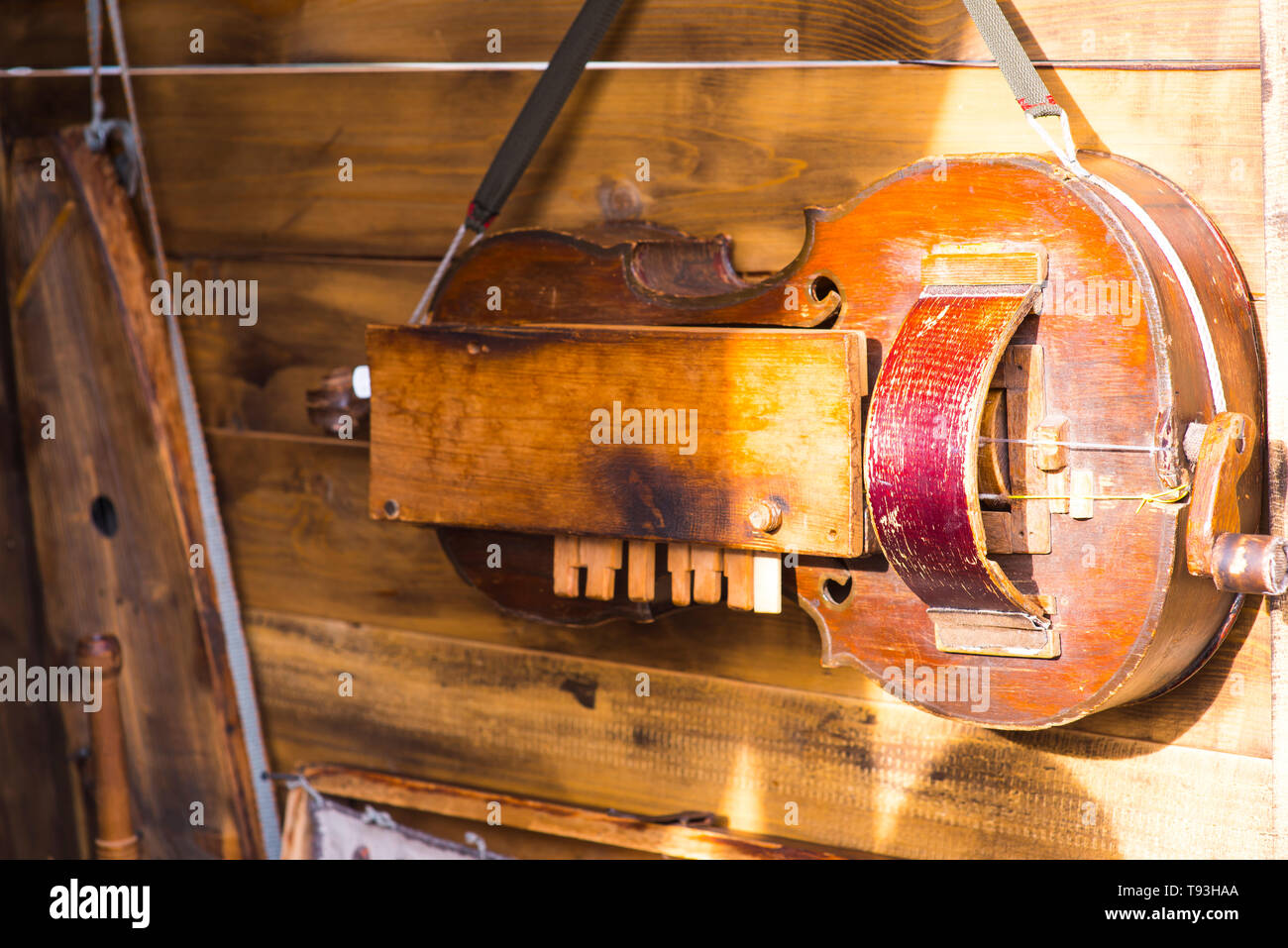 Mittelalterliche Musikinstrumente hängend an einer Holzwand Stockfoto