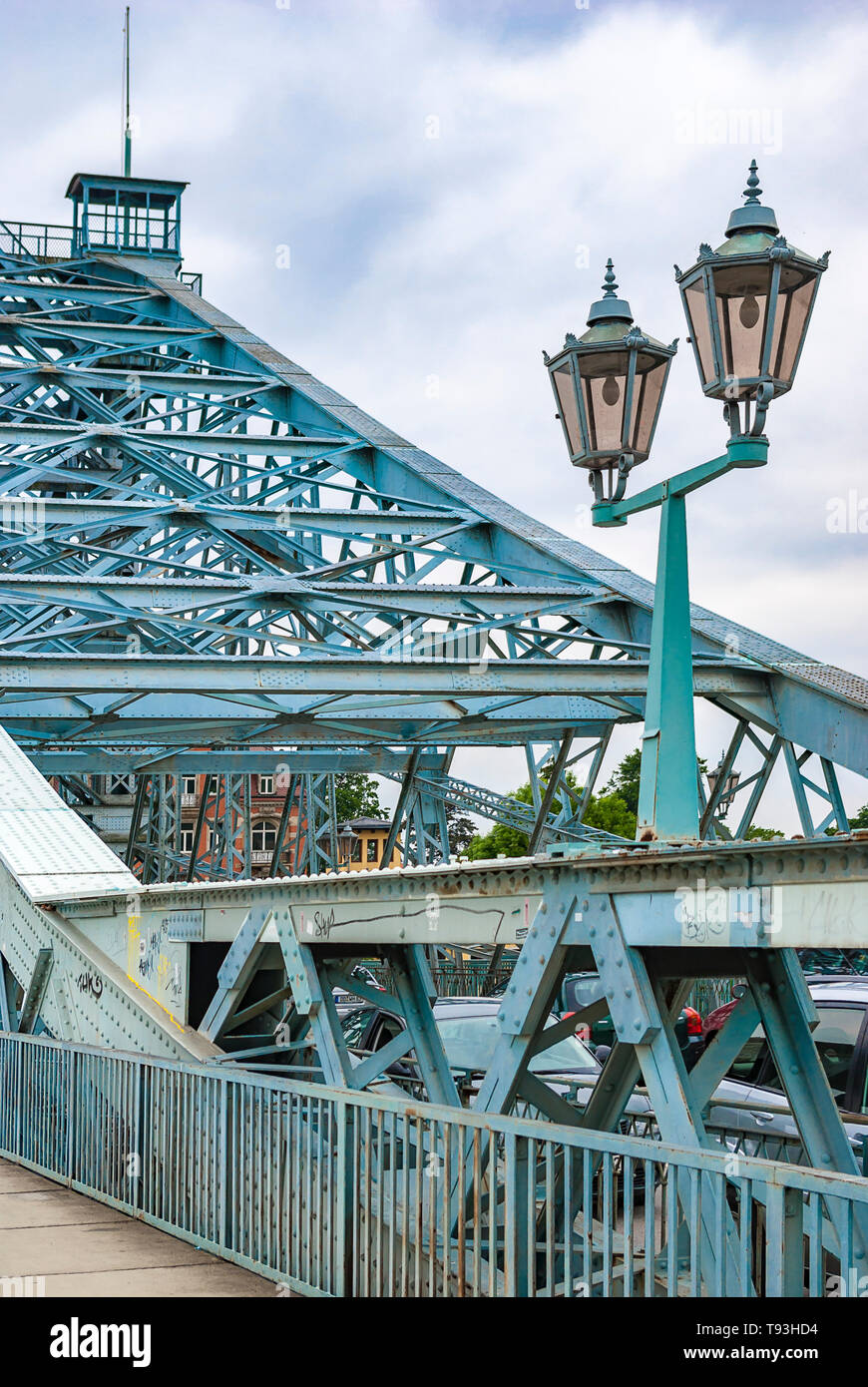 Verkehrssituation auf der historischen Brücke BLAUES WUNDER im Stadtteil Loschwitz, Dresden, Sachsen, Deutschland, Europa. Stockfoto