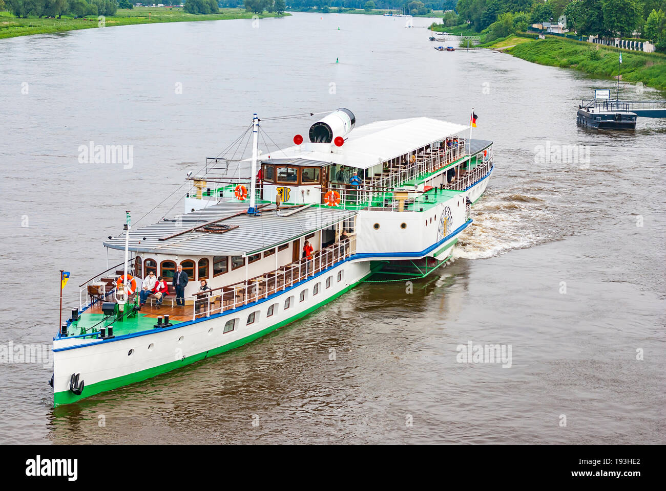 Der Steamboat LEIPZIG ist von der Anlegestelle im Stadtteil Blasewitz in Dresden, Sachsen, Deutschland und Europa abfliegen. Stockfoto