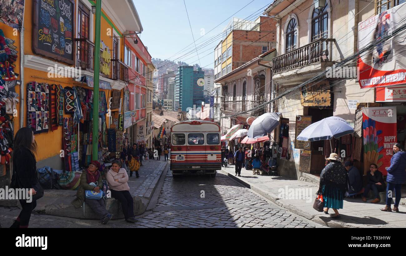 Eine vielbefahrene Straße in La Paz Stockfoto