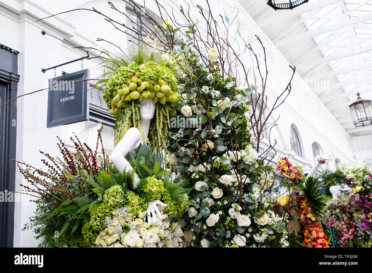 LONDON, GROSSBRITANNIEN, 15. MAI 2019: Fleurs de Villes in Covent Garden Central Avenue präsentiert die besten floralen Mustern in der Hauptstadt und Crea Stockfoto