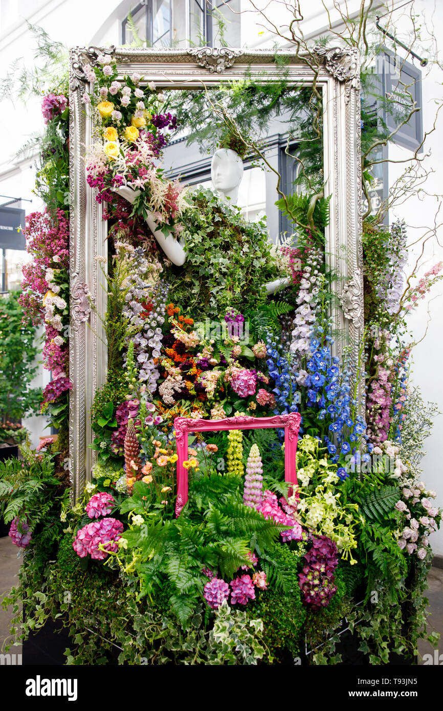 LONDON, GROSSBRITANNIEN, 15. MAI 2019: Fleurs de Villes in Covent Garden Central Avenue präsentiert die besten floralen Mustern in der Hauptstadt und Crea Stockfoto